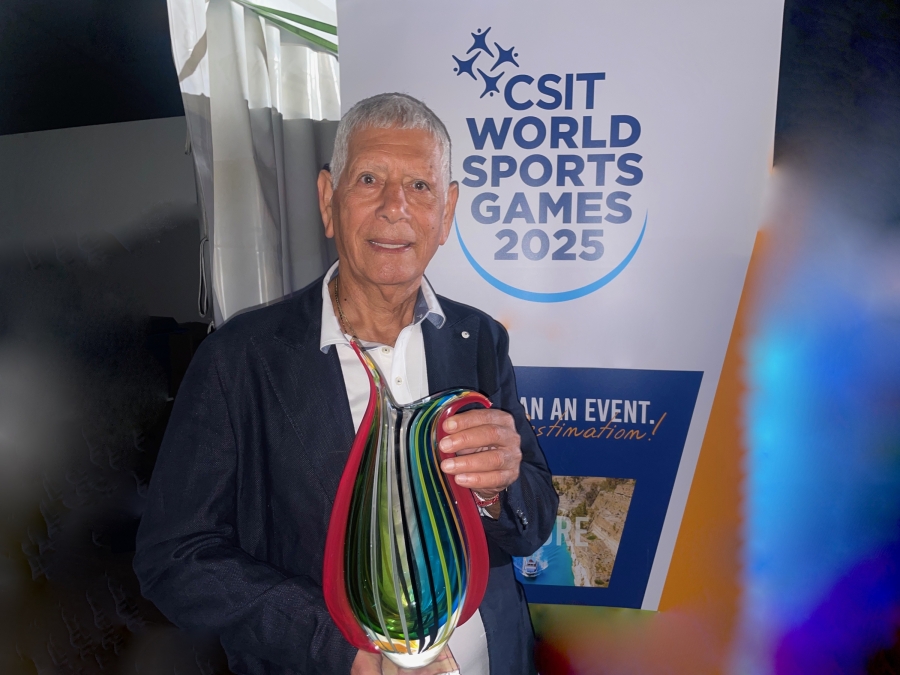 Der Internationale Präsident Pierre Zappelli verleiht dem Israeli Avi Sagi den Panathlon-International-CSIT-World-Games-Preis.
