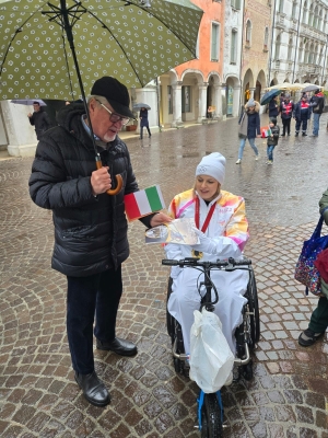 Giada Rossi tedofora a Pordenone con la fiamma olimpica